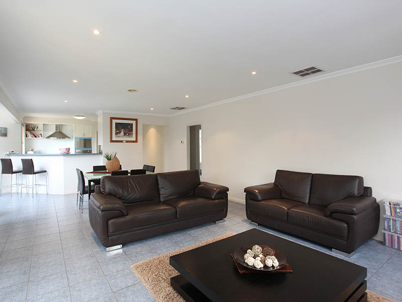 Family Sized Architectural Bliss Set in a Private Court Picture 2