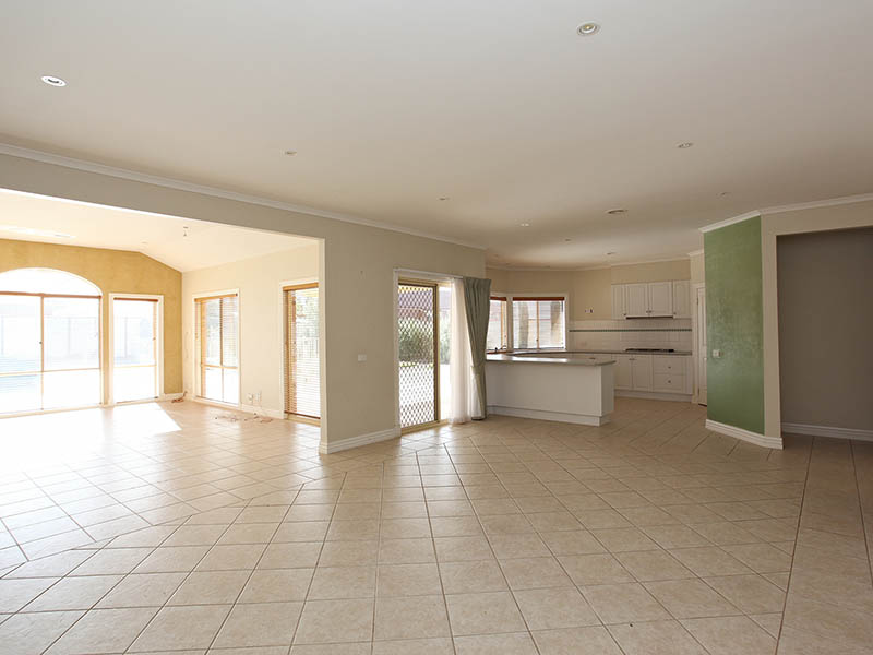 Ashleigh Gardens Home with Added Luxuries Picture 3