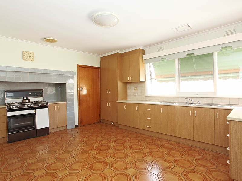 Walk to Schools, Werribee Station, CBD & The Popular Cafe Strip Picture 2