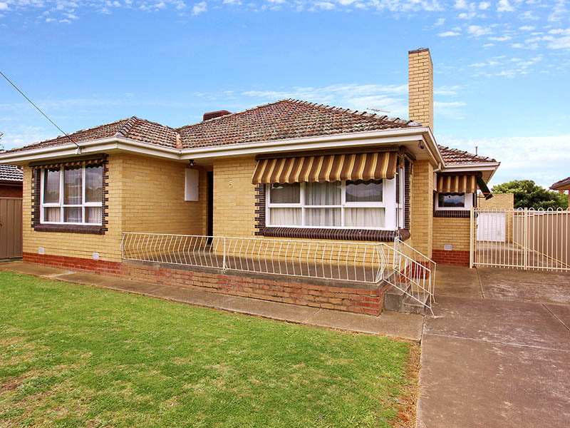 Walk to Schools, Werribee Station, CBD & The Popular Cafe Strip Picture 1