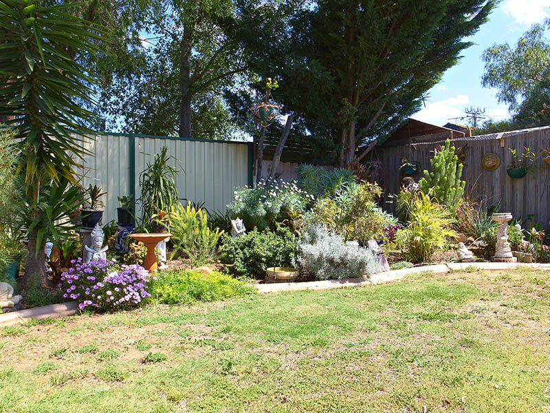 Breathtaking Rose Gardens & Lovely Establishment Nearby To All Amenities Picture 3