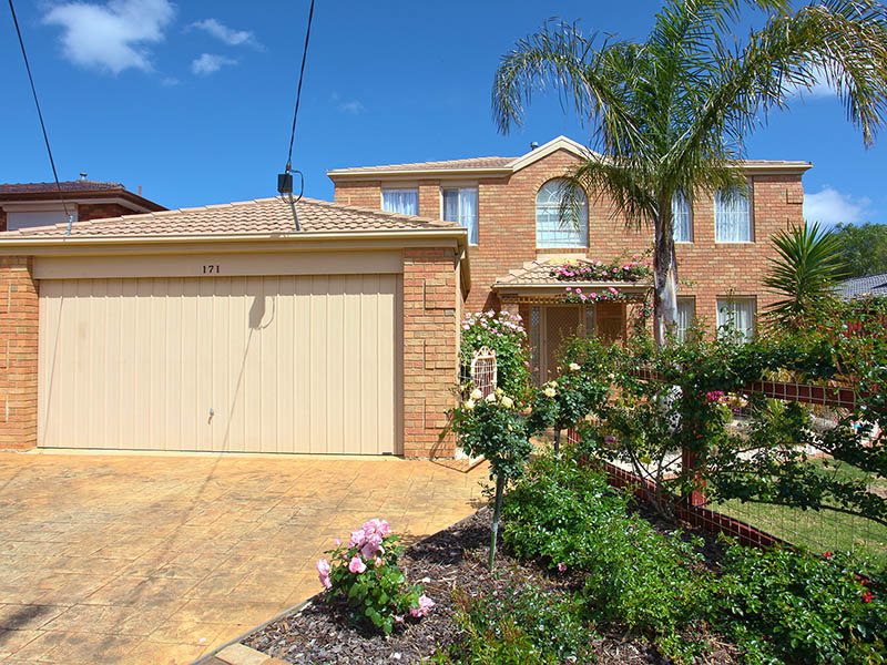 Breathtaking Rose Gardens & Lovely Establishment Nearby To All Amenities Picture 1