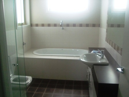 ARCHITECTURALLY DESIGNED TOWNHOUSE!! Picture 2