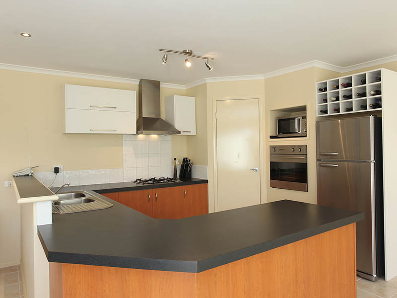 Modern Vibrant Family Home, Walking Distance To Werribee Train Station And CBD Picture 3