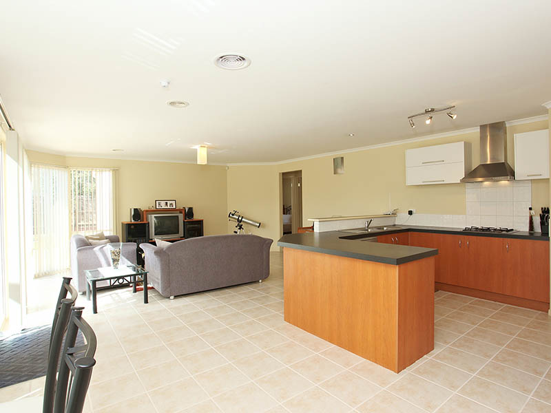 Modern Vibrant Family Home, Walking Distance To Werribee Train Station And CBD Picture 2