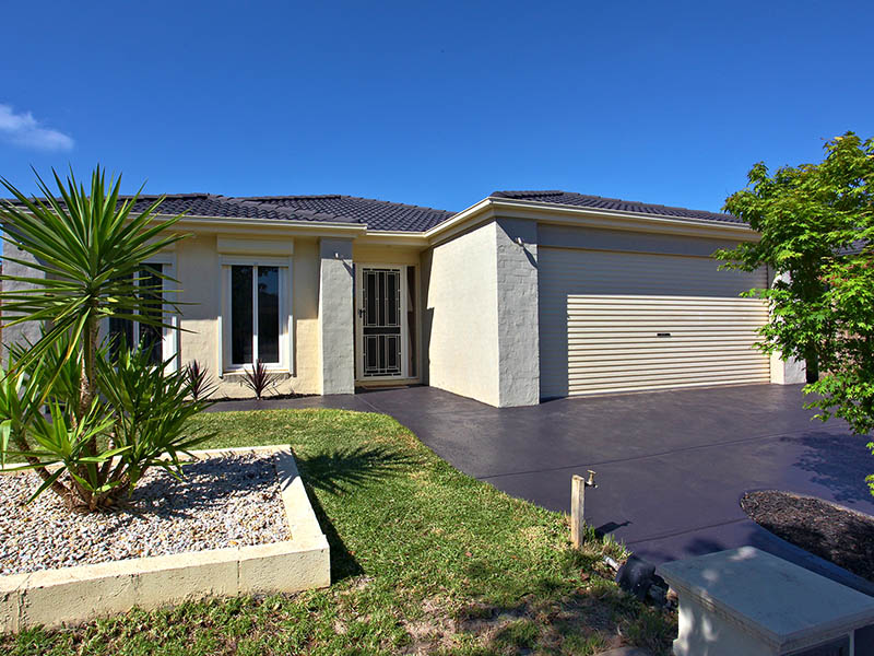 Modern Vibrant Family Home, Walking Distance To Werribee Train Station And CBD Picture 1