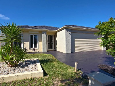 Modern Vibrant Family Home, Walking Distance To Werribee Train Station And CBD Picture Modern Vibrant Family Home, Walking Distance To Werribee Train Station And CBD Picture