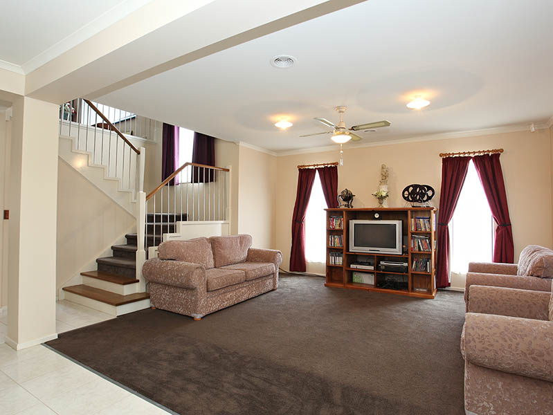 Grand, Huge, Massive Metricon Family Home Picture 2