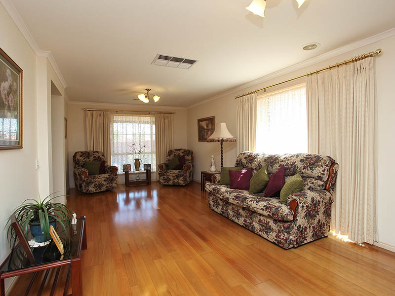 Positioned Perfectly, Presented Beautifully - A Blend Of Contemporary & Period Decor. Picture 3