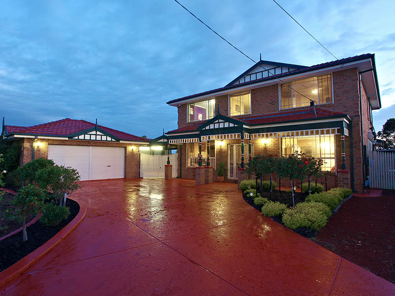 A Gorgeous Home Set On A Huge Block In Derrimut Heath With Side Access! Picture 1
