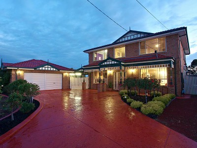 A Gorgeous Home Set On A Huge Block In Derrimut Heath With Side Access! Picture