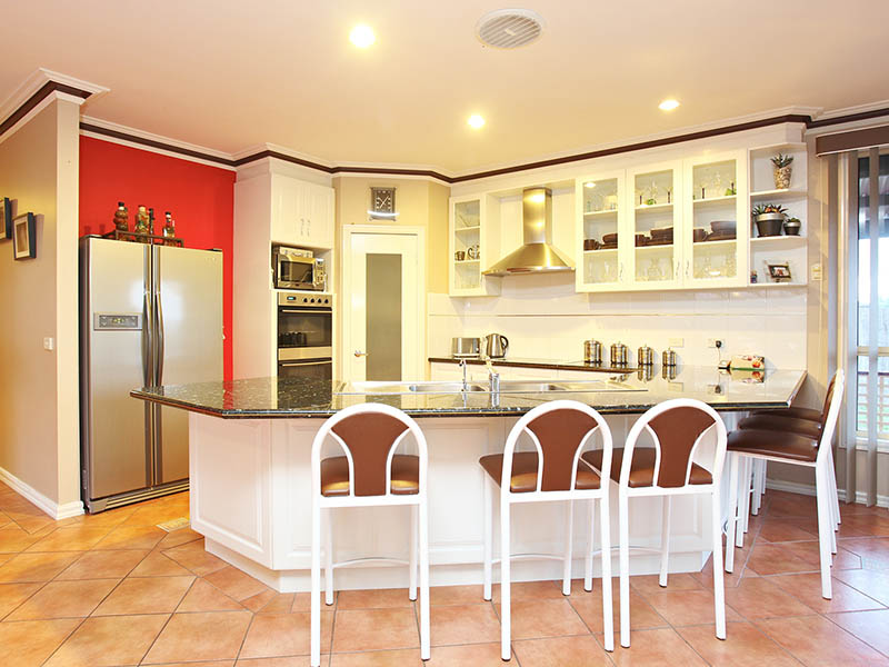 A Gorgeous Home Set On A Huge Block In Derrimut Heath With Side Access! Picture 3
