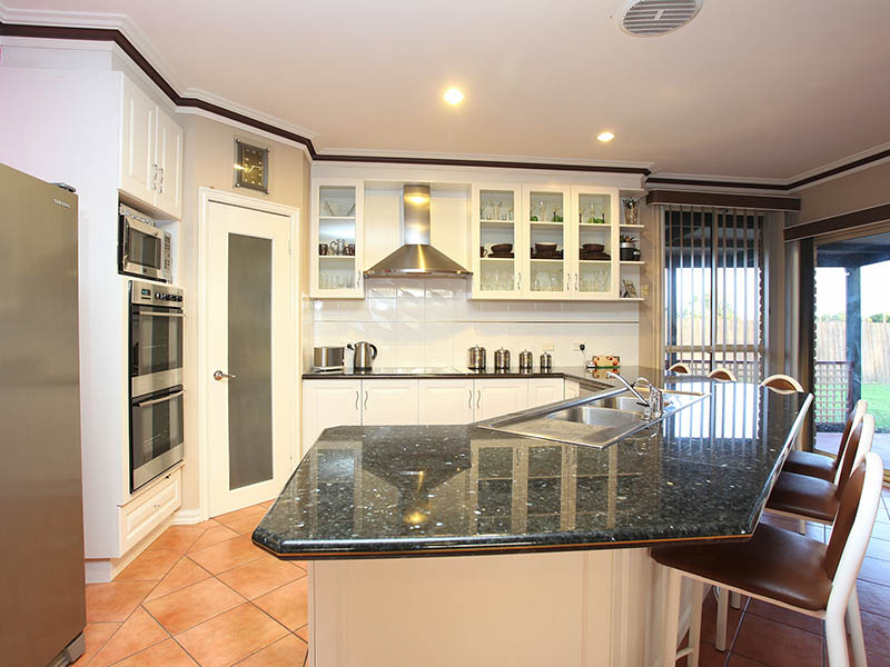 A Gorgeous Home Set On A Huge Block In Derrimut Heath With Side Access! Picture 2