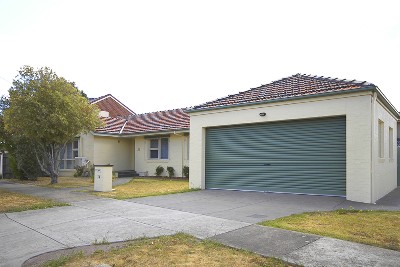 Coveted Location - Easy Walk to Mount Waverley Village Picture