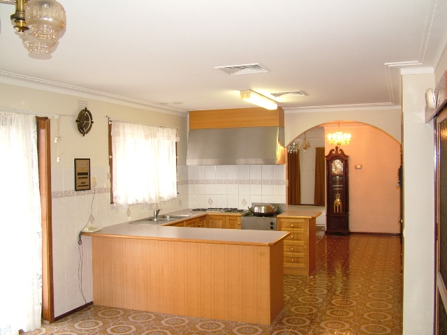 FANTASTIC, SPACIOUS FAMILY LIVING, POTENTIAL "IN-LAW" ACCOMMODATION! Picture 2