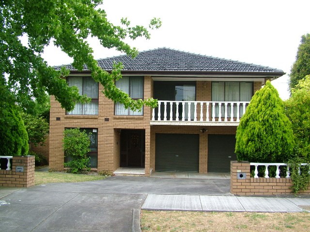 FANTASTIC, SPACIOUS FAMILY LIVING, POTENTIAL "IN-LAW" ACCOMMODATION! Picture 1