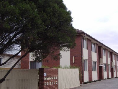 **Appliation Approved** LOVELY NEAT PROPERTY CLOSE TO SHOPS, CAFES & TRANSPORT Picture