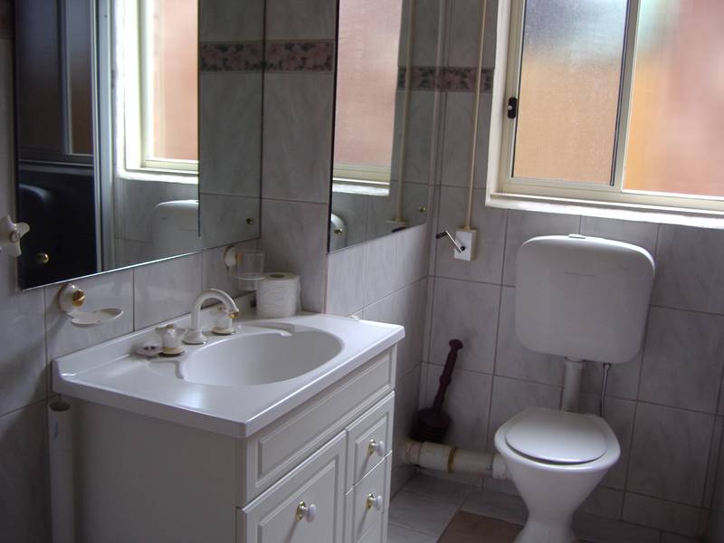 **Appliation Approved** LOVELY NEAT PROPERTY CLOSE TO SHOPS, CAFES & TRANSPORT Picture 3