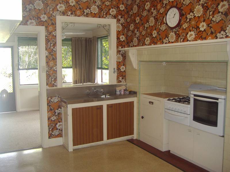 Brilliantly located Large Family Home Picture 3