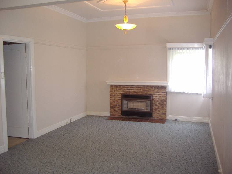 Brilliantly located Large Family Home Picture 2