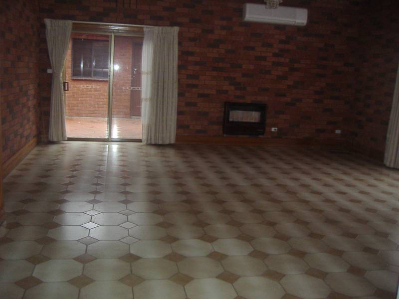 Delightful home in good location (six month lease) Picture 2