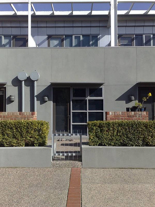 Trendy two level townhouse in Pentridge Piazza Picture 3