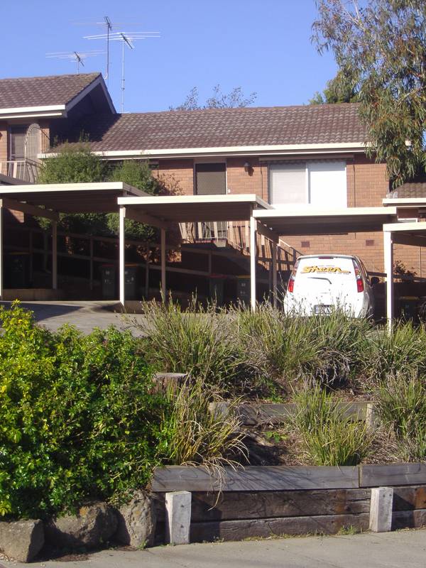 A cosy two bedroom unit close to shopping centre. Picture 1