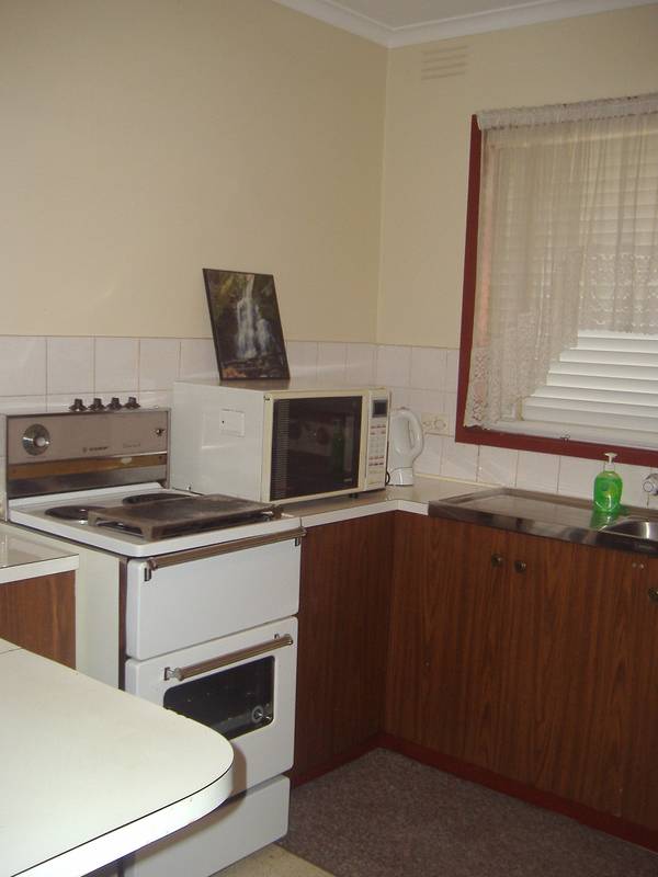 A cosy two bedroom unit close to shopping centre. Picture 2