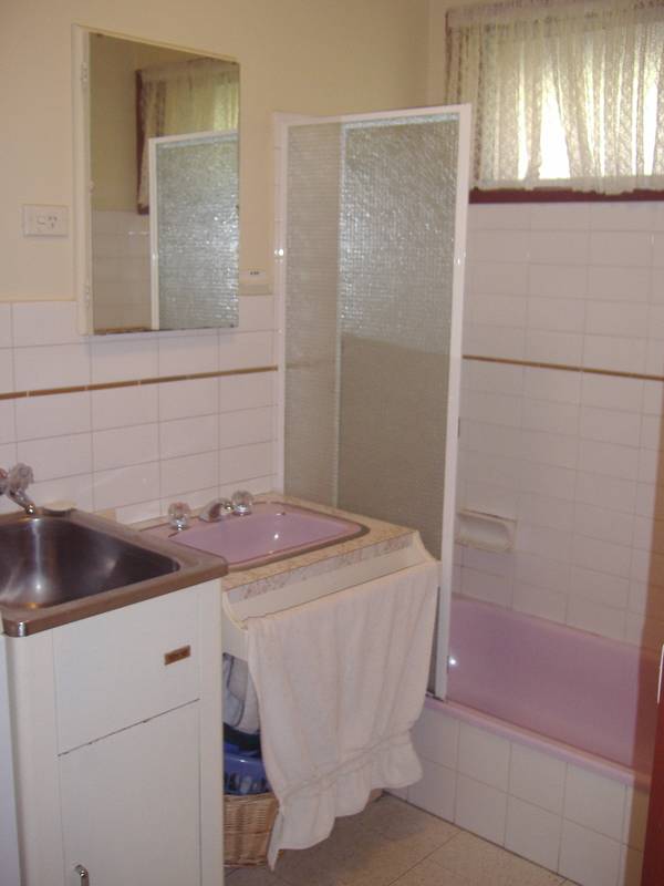 A cosy two bedroom unit close to shopping centre. Picture 3