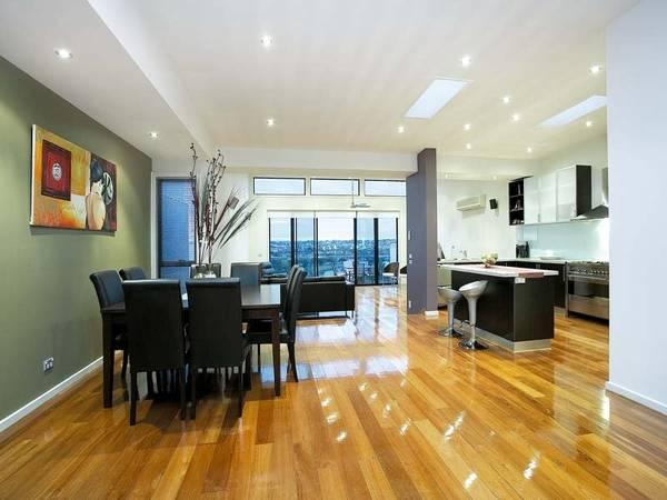 Outstanding Executive Residence with Water Views Picture 3