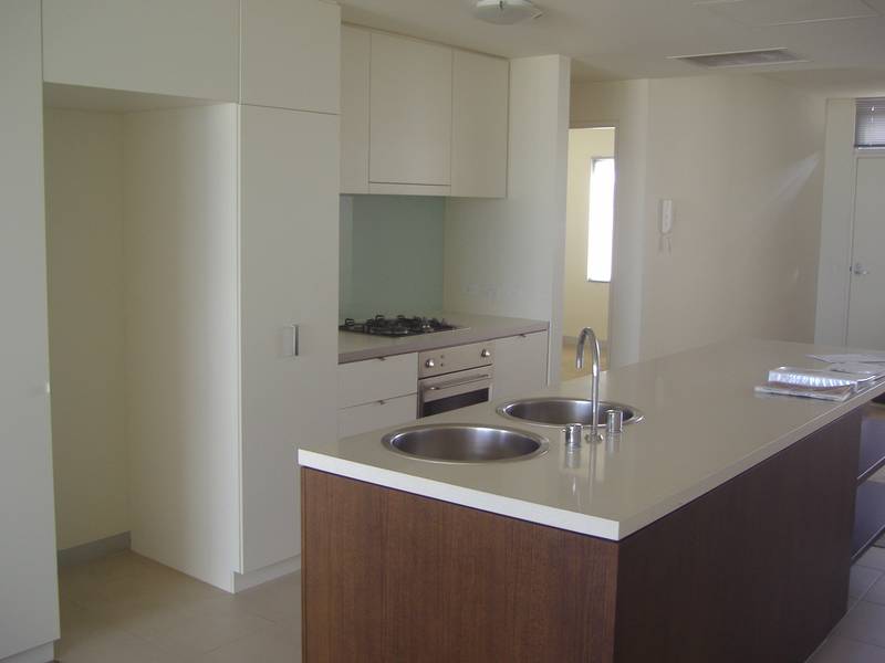 SENSATIONAL 2 BEDROOM APARTMENT, CLOSE TO ALL AMENTIES!!!! Picture 2