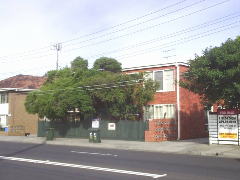 Well located neat one bedroom apartment Picture 1