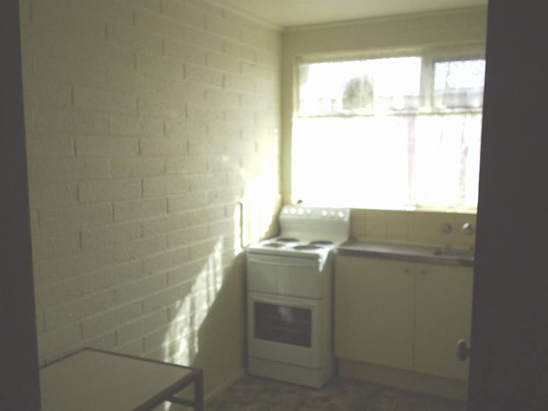 Well located neat one bedroom apartment Picture 3