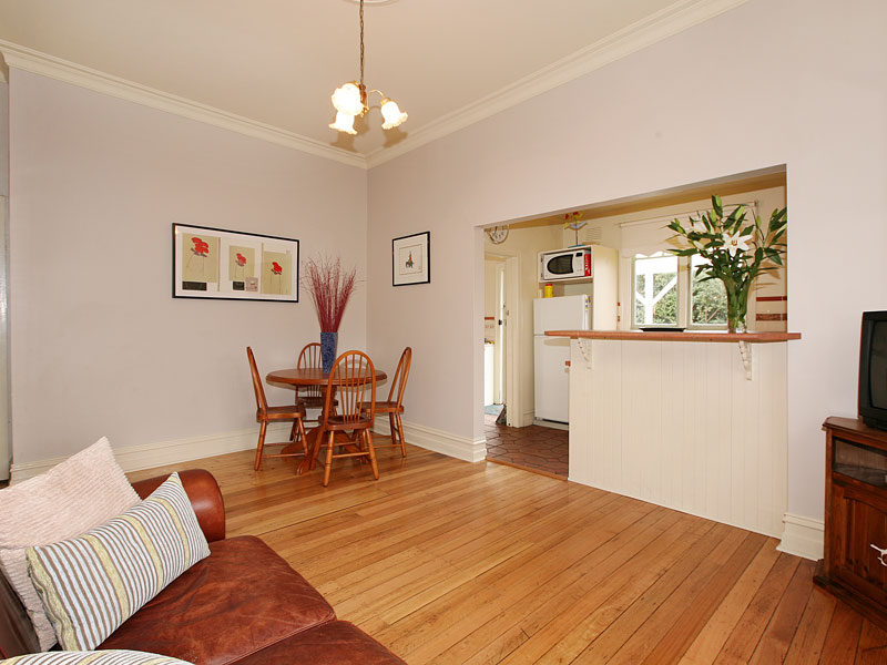 Double fronted period home in great location. Picture 3