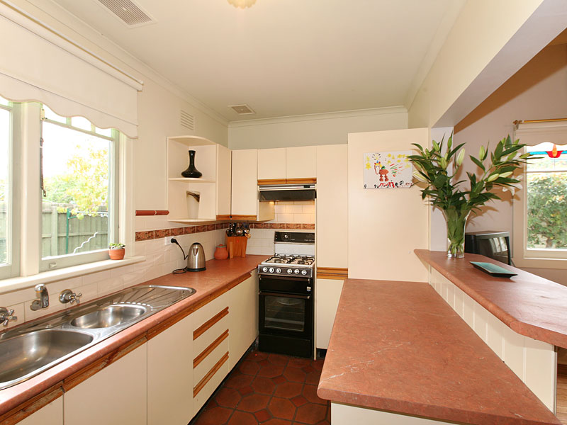 Double fronted period home in great location. Picture 2