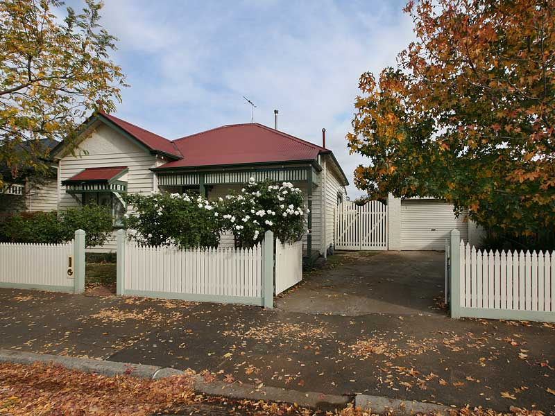 Double fronted period home in great location. Picture 1