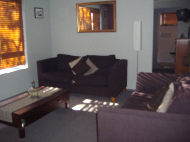 WALK TO SHOPS, CAFES, RESTAURANTS & TRANSPORT Picture 2