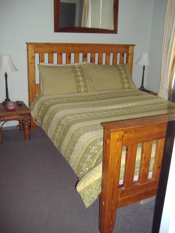 WALK TO SHOPS, CAFES, RESTAURANTS & TRANSPORT Picture 3