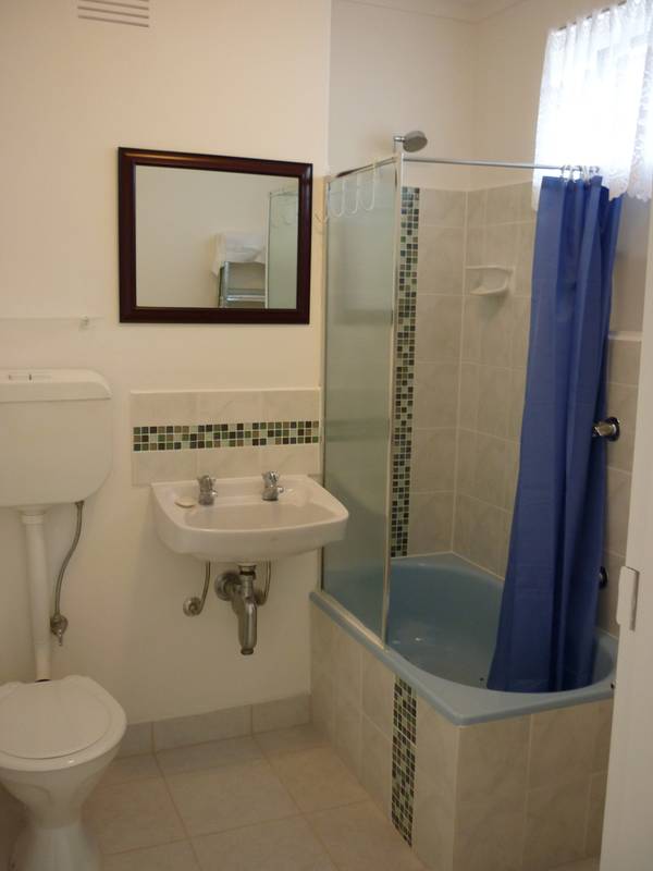 Excellent 1 bedroom apartment on Top Floor with Views to City. Picture 2