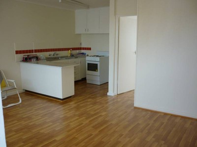 Excellent 1 bedroom apartment on Top Floor with Views to City. Picture Excellent 1 bedroom apartment on Top Floor with Views to City. Picture