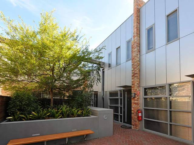 PRIVATE OUTDOOR LIVING Picture 1