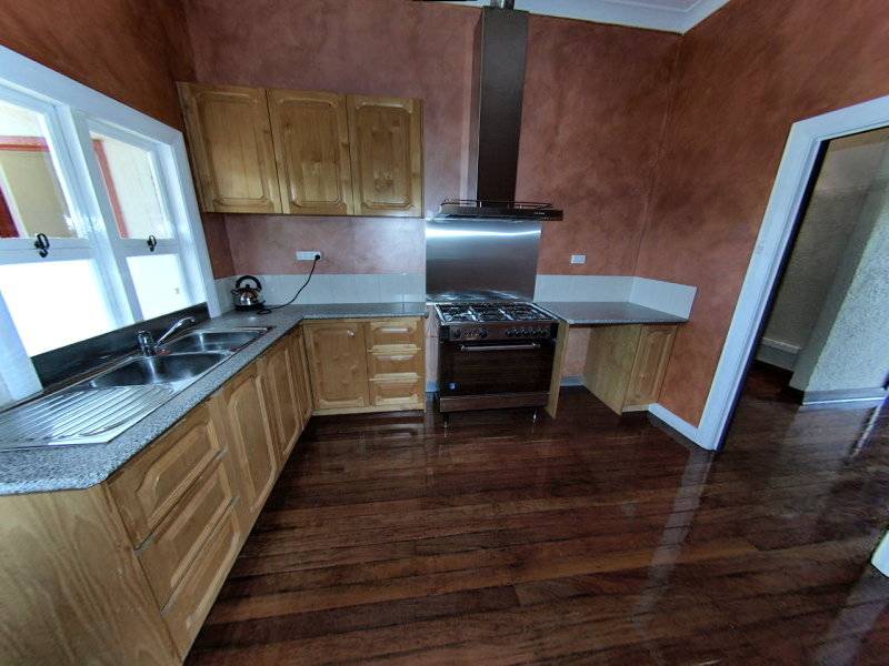 SURPERBLY RENOVATED CLASSIC HOME Picture 2