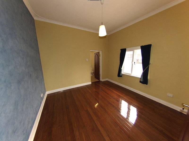 SURPERBLY RENOVATED CLASSIC HOME Picture 3