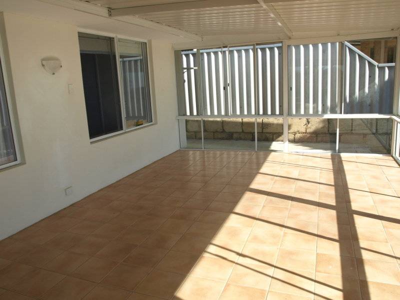 LARGE HOME WITH OCEAN VIEWS Picture 3