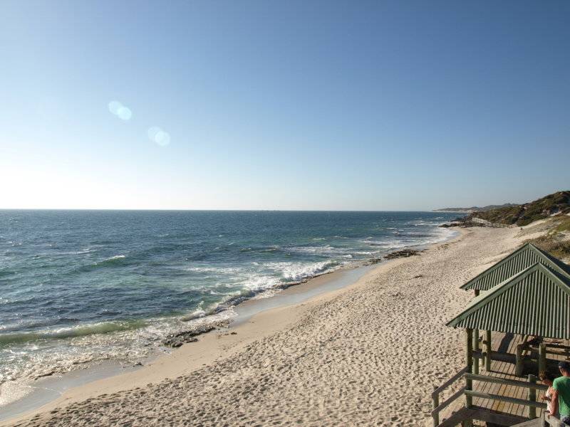 LARGE HOME WITH OCEAN VIEWS Picture 1