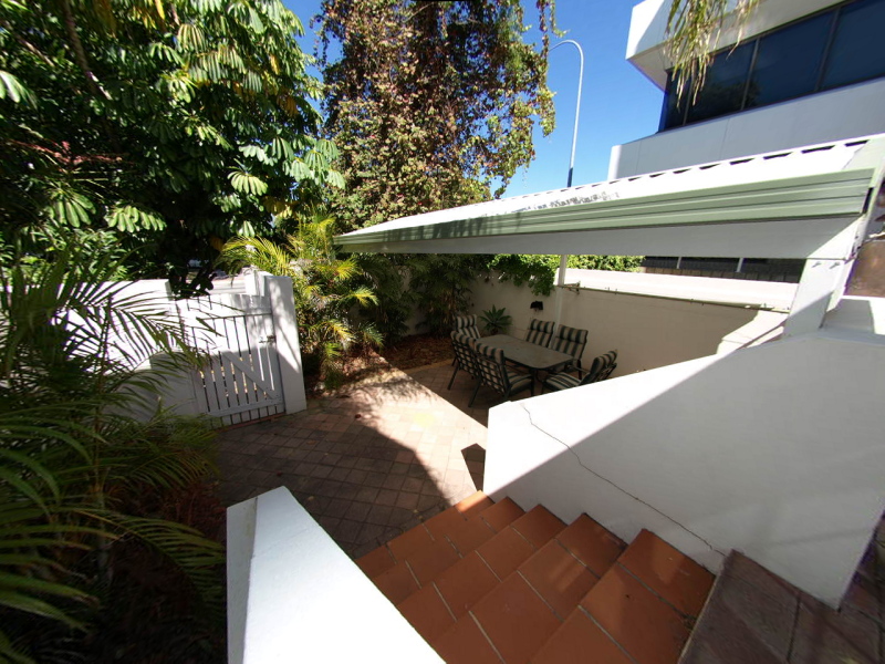 Spectacular Secure 3 bedroom 2 bathroom townhouse in a private complex. Picture 2