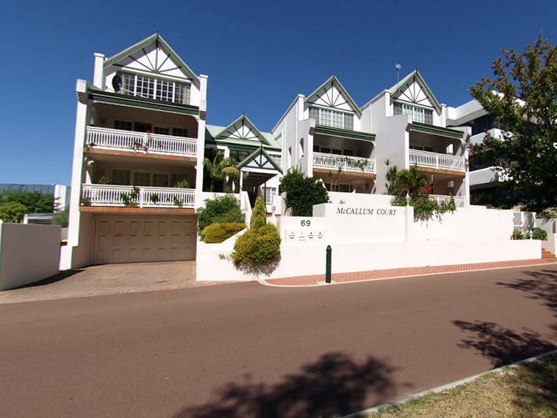 Spectacular Secure 3 bedroom 2 bathroom townhouse in a private complex. Picture 1