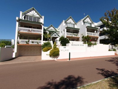 Spectacular Secure 3 bedroom 2 bathroom townhouse in a private complex. Picture