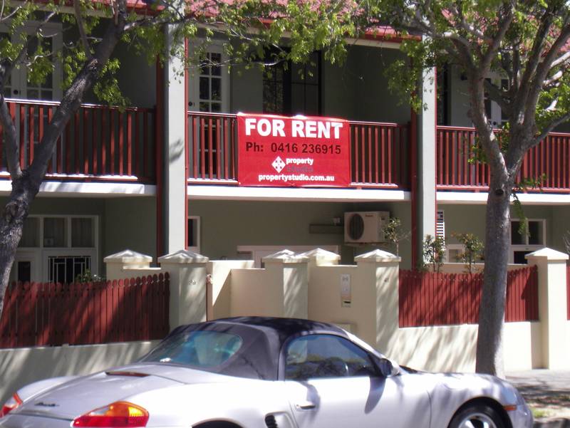 CITY TOWN HOUSE .... FRESHLY PAINTED, AIR CON, FOXTEL Picture 1