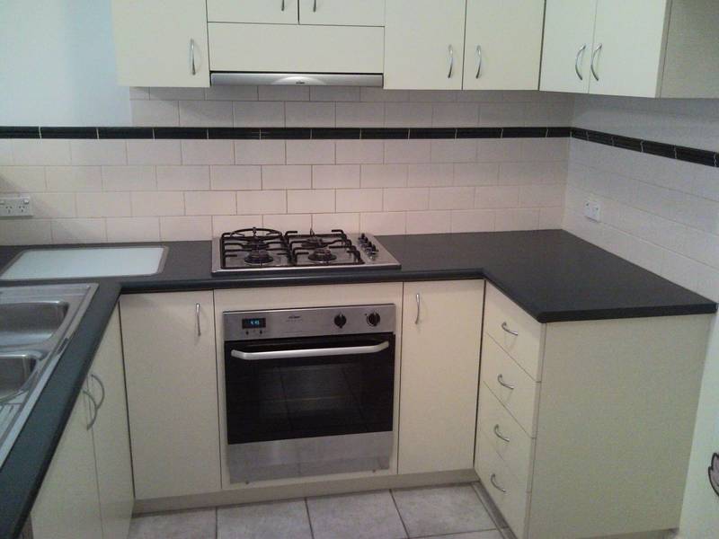 CITY TOWN HOUSE .... FRESHLY PAINTED, AIR CON, FOXTEL Picture 3